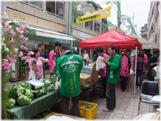 写真5.都心の商店街での野菜販売.JPG